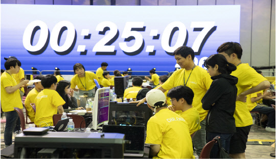 지난 7월 12일 경기 일산 킨텍스에서 개최된 ‘2019년 AI(인공지능) 그랜드 챌린지’ 대회에서 참가자들이 실력을 겨루고 있다.  IITP 제공